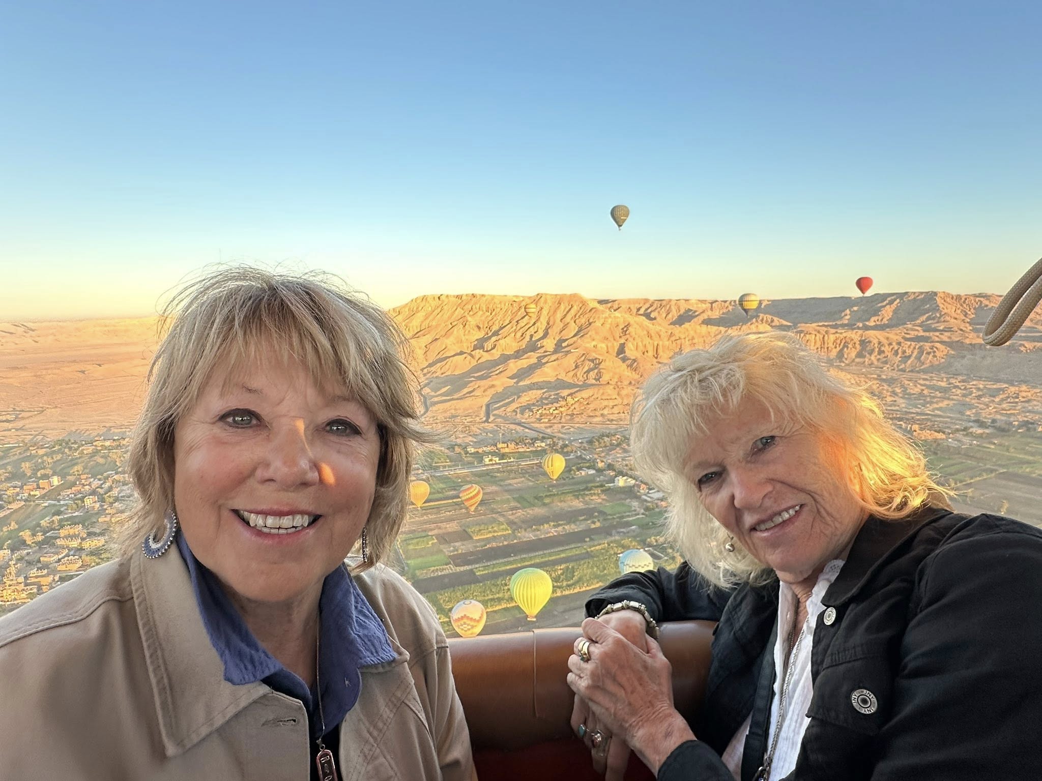 ضيوف مصر سعداء فى قلب رحلات البالون الطائر