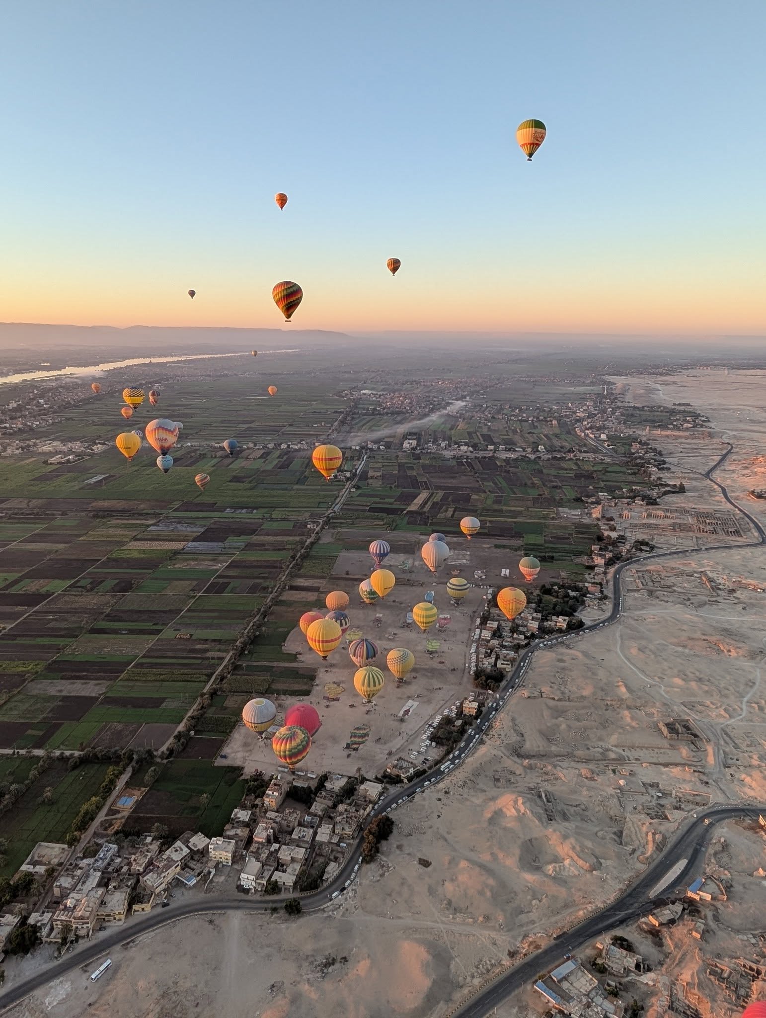بهجة ومتعة في سماء غرب الأقصر في قلوب 1200 سائح فى البالون الطائر