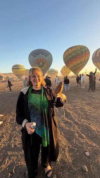 أجنبية تستمتع فى أرض مطار البالون الطائر