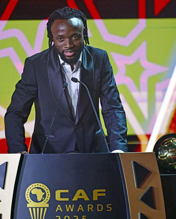 فيستون ماييلي يتسلم جائزة الأفضل فيستون ماييلي يتسلم جائزة الأفضل