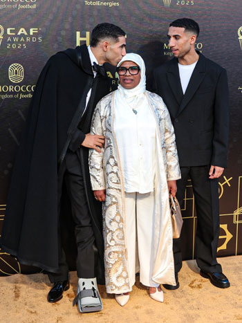 أشرف حكيمي نجم  باريس سان جيرمان مع والدته