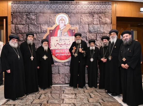 البابا تواضروس مع الآباء المطارنة والأساقفة