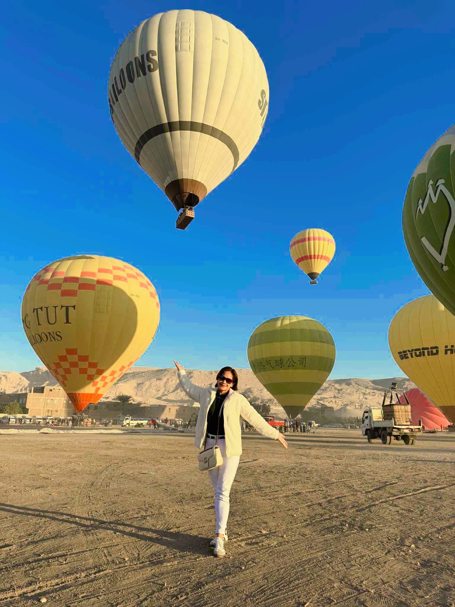 السياح يستمتعون فى قلب مطار البالون فى الأقصر