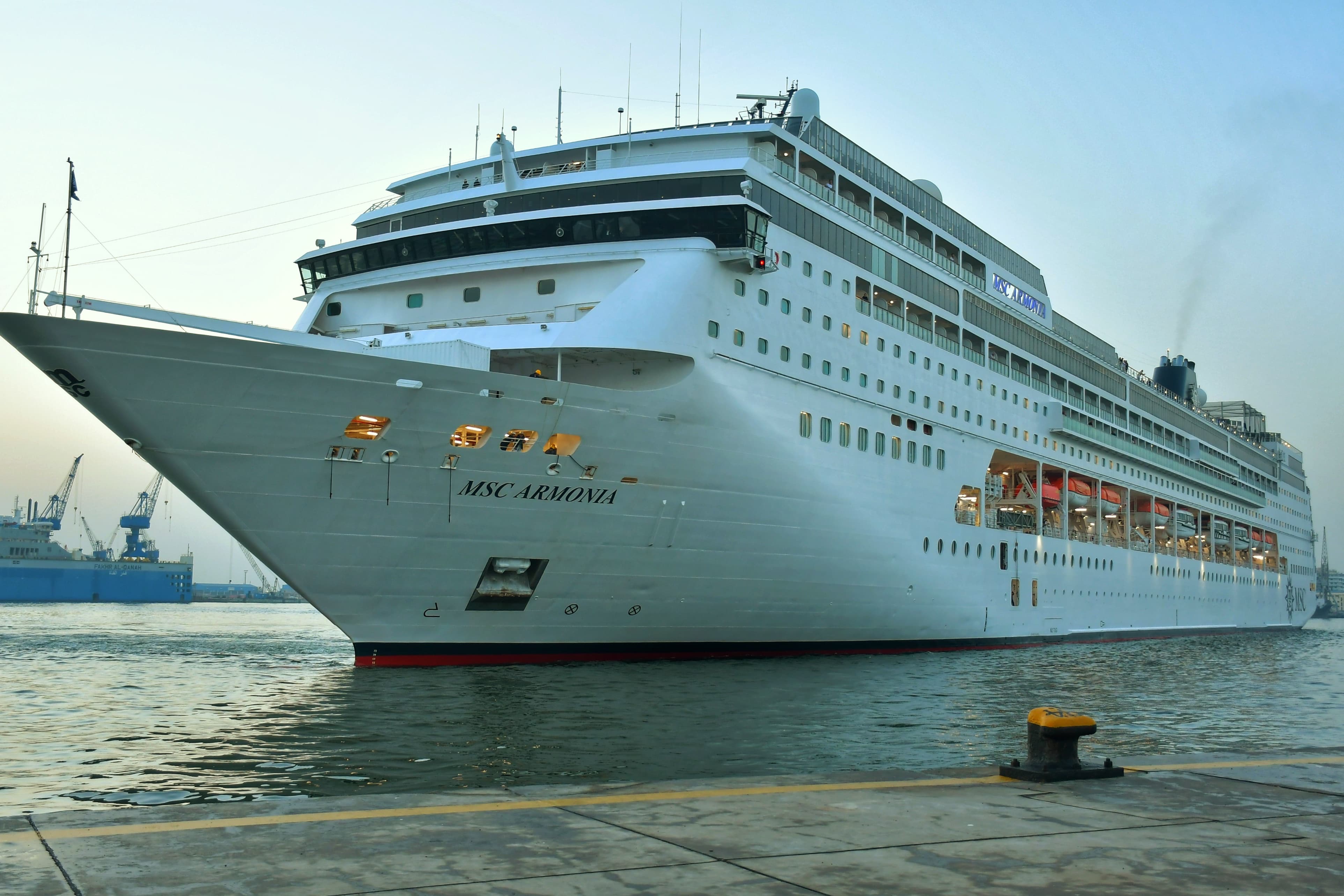 السفينة بالميناء السياحي