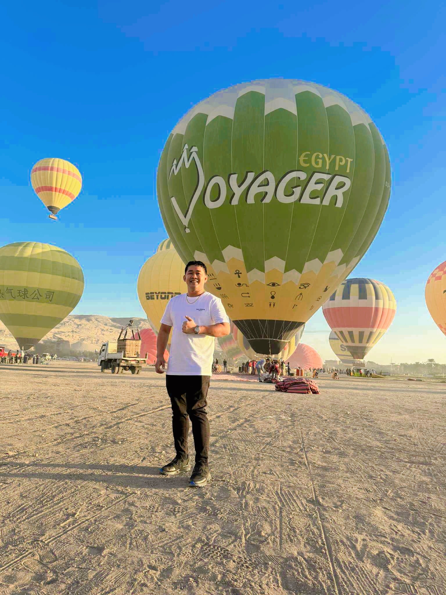 متعة الأجانب قبل التحليق برحلات البالون الطائر