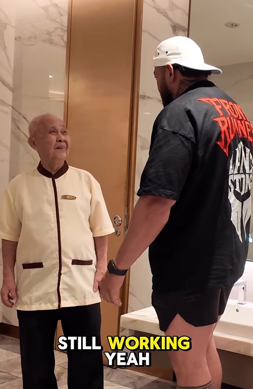 مسن يعمل 12 ساعة يوما مسن يعمل 12 ساعة يوما