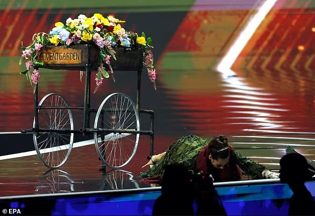 لحظة سقوط ملكة جمال بريطانيا