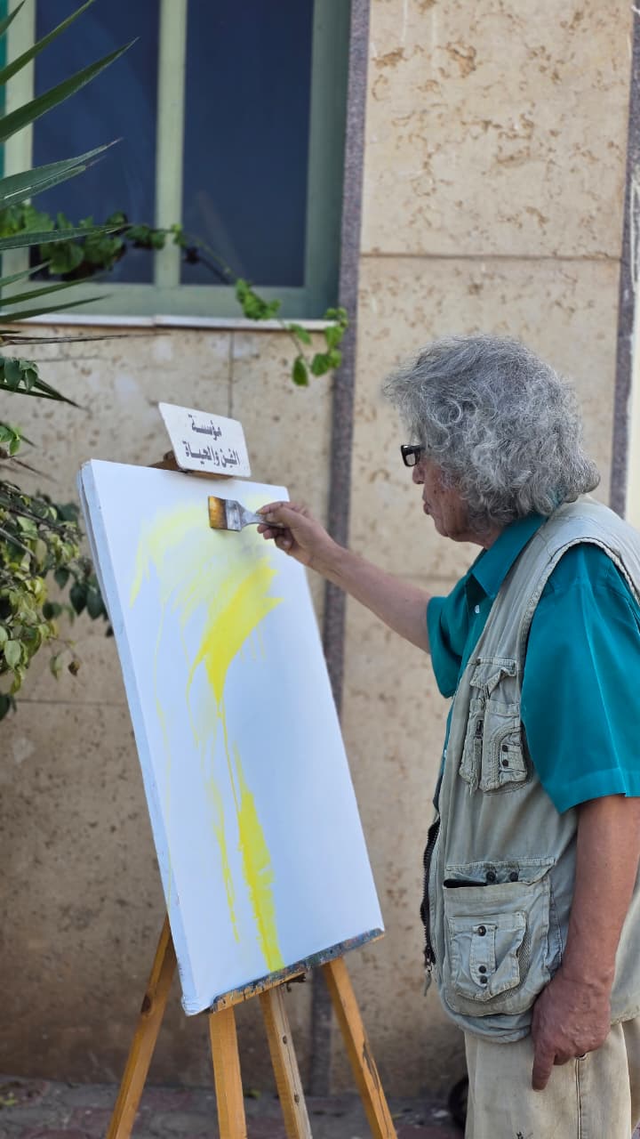 أحد الفنانين فى ملتقى جمصة للفنون