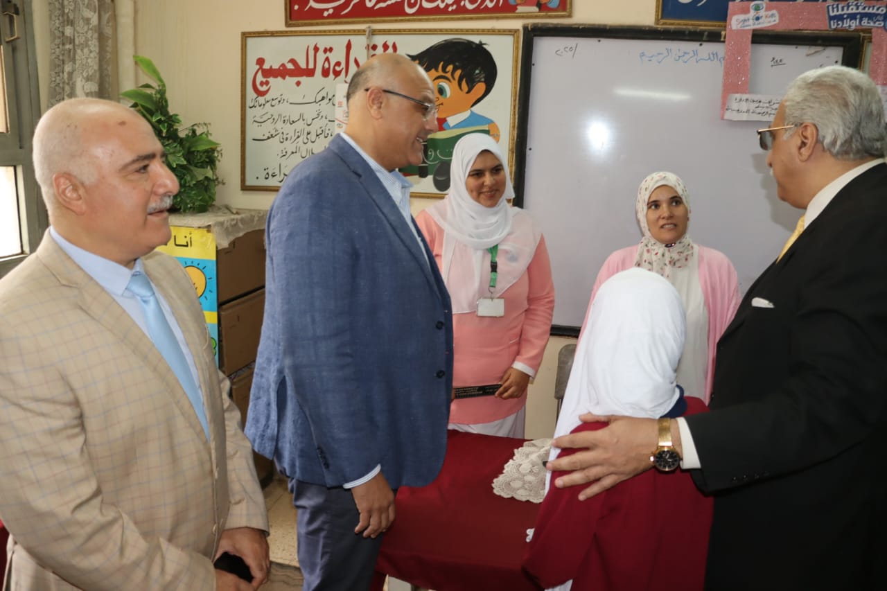 المحافظ يتابع سير العمل بالمبادرة المحافظ يتابع سير العمل بالمبادرة