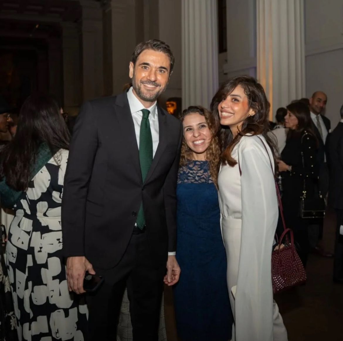 الصور التذكارية مع عز