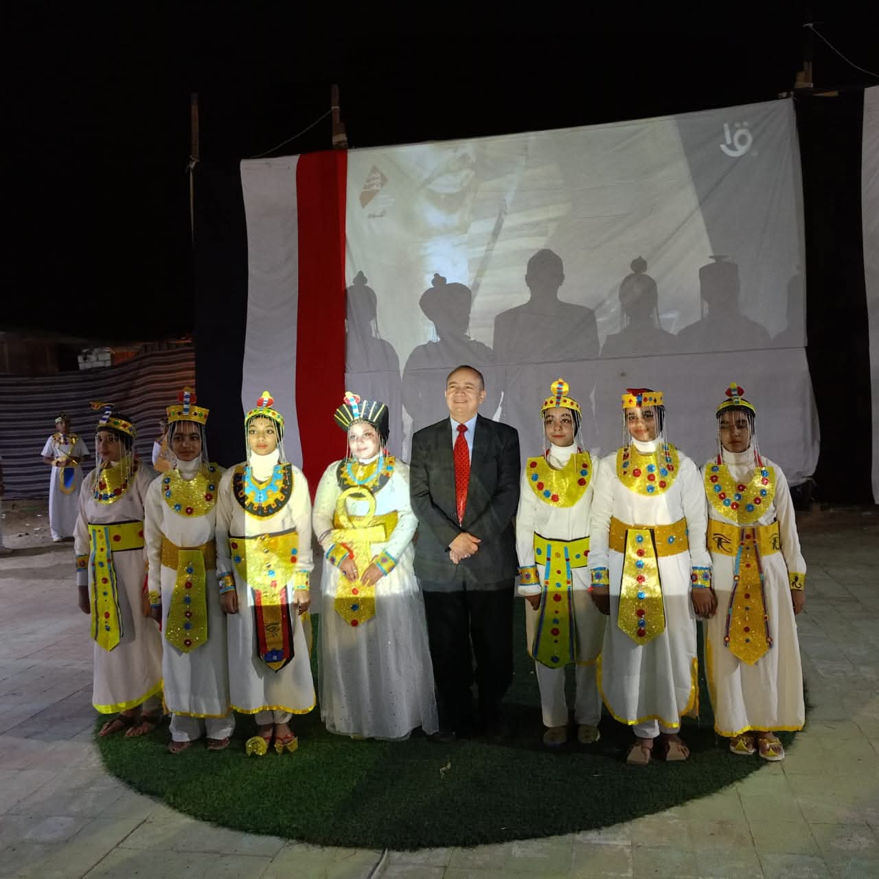 رئيس مركز الداخلة مع الطالبات المشاركات فى الحفل 