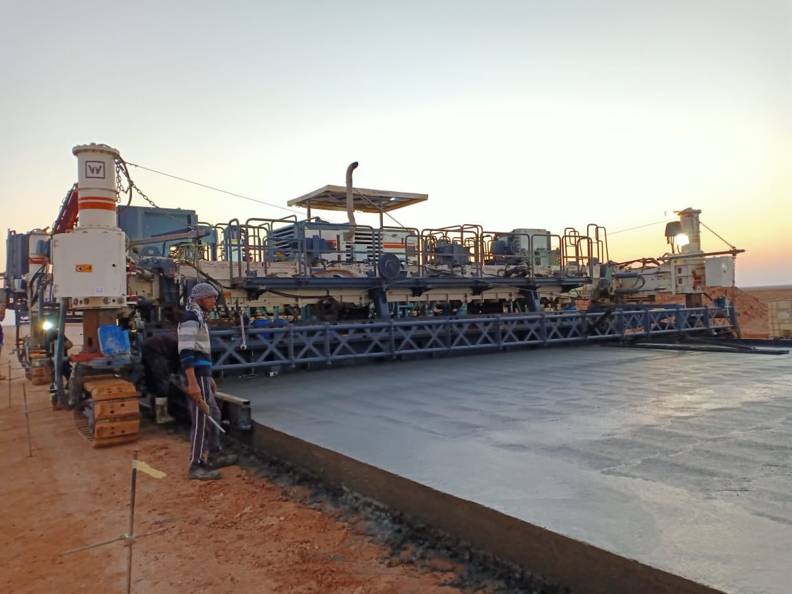 تنفيذ طريق سيوة الخرساني بالتكنولوجيا الحديثة