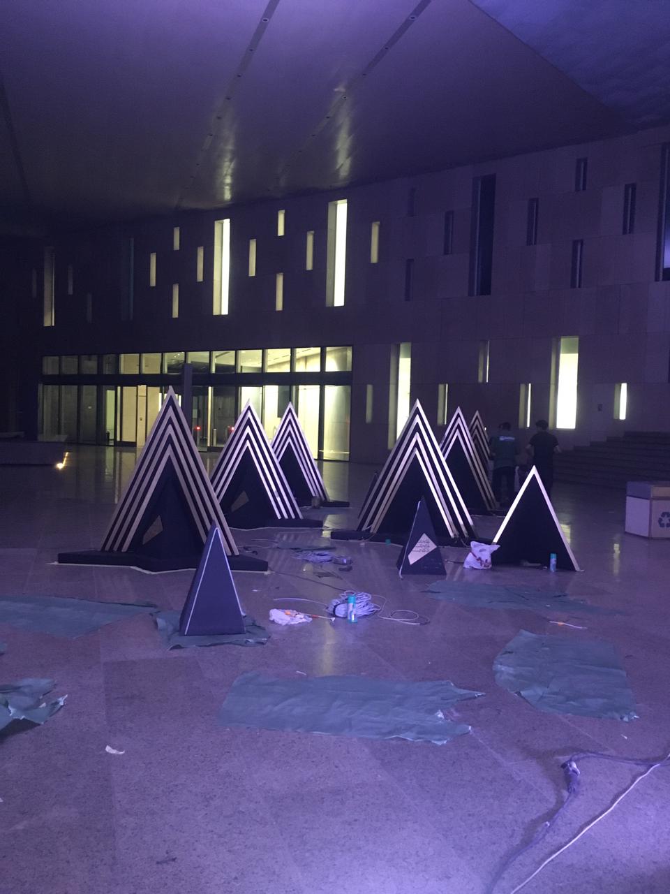 الديكورات الخاصة بحفل الافتتاح