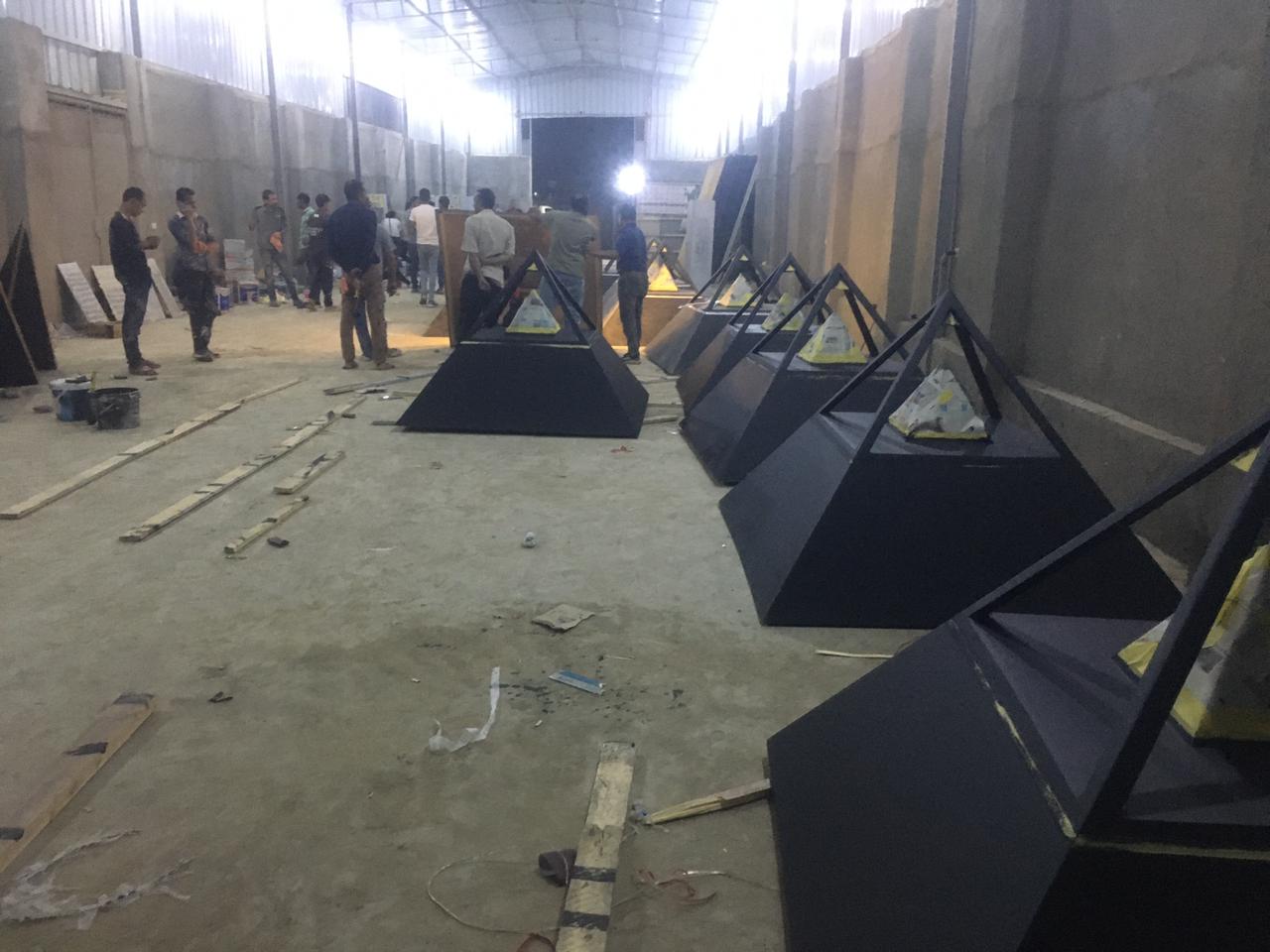 تجهيز ديكورات حفل افتتاح المتحف الكبير