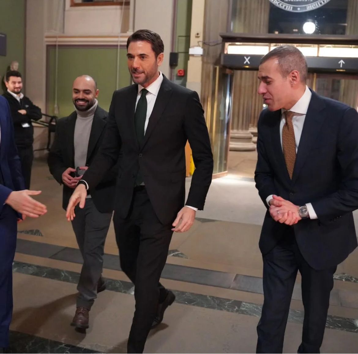 عز بين الحضور