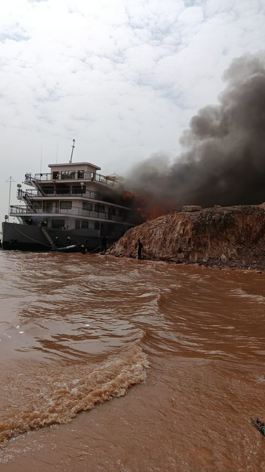 حريق فندق نيلى عائم (8)