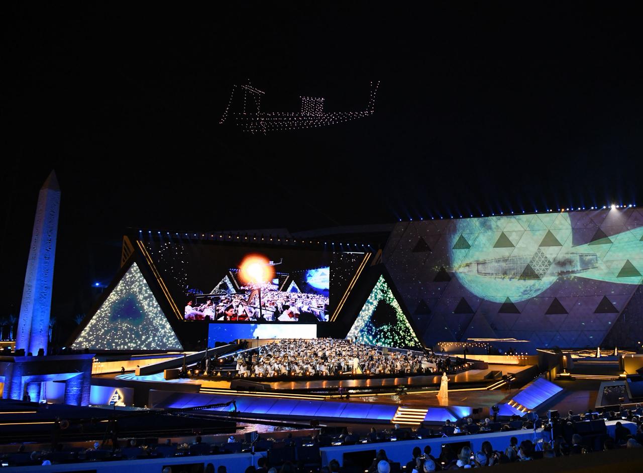 الرئيس السيسى يصطحب ضيوف احتفالية المتحف الكبير (7)