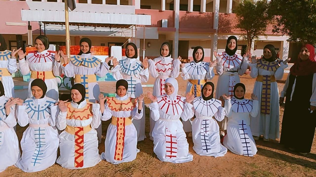 تفصيل الزى الفرعوني بمعرفة الطالبات