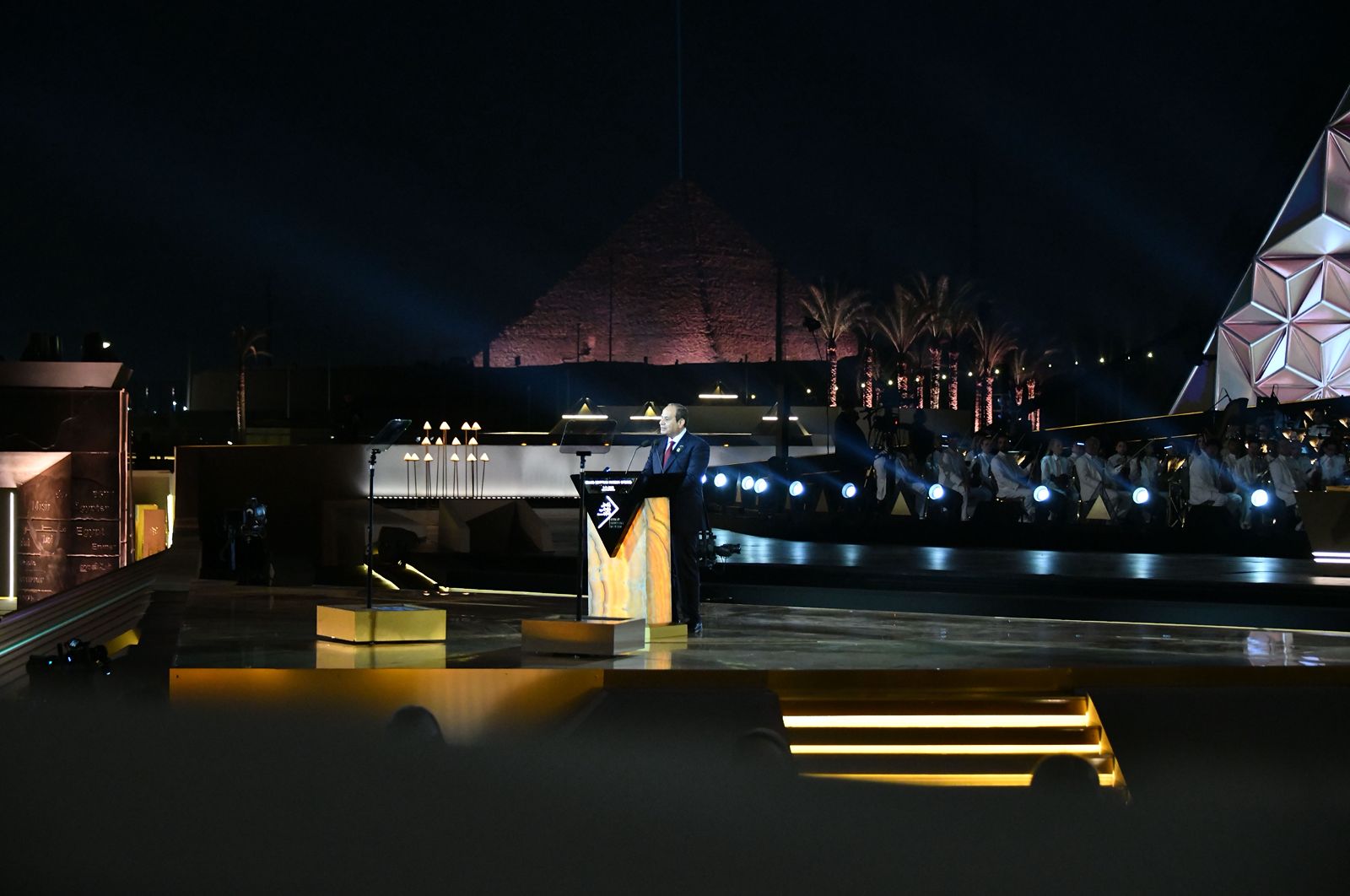 الرئيس السيسى يصطحب ضيوف احتفالية المتحف الكبير (13)