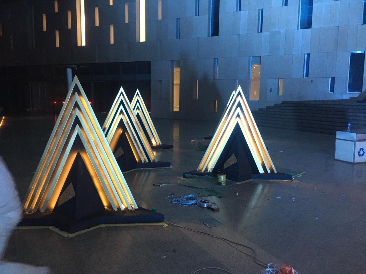 تنفيذ الديكورات الخاصة بحفل افتتاح المتحف الكبير