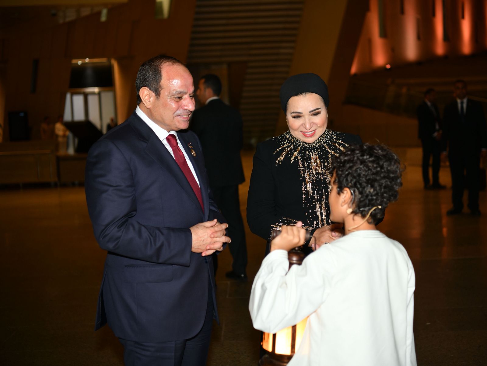 الرئيس السيسى يصطحب ضيوف احتفالية المتحف الكبير (9)
