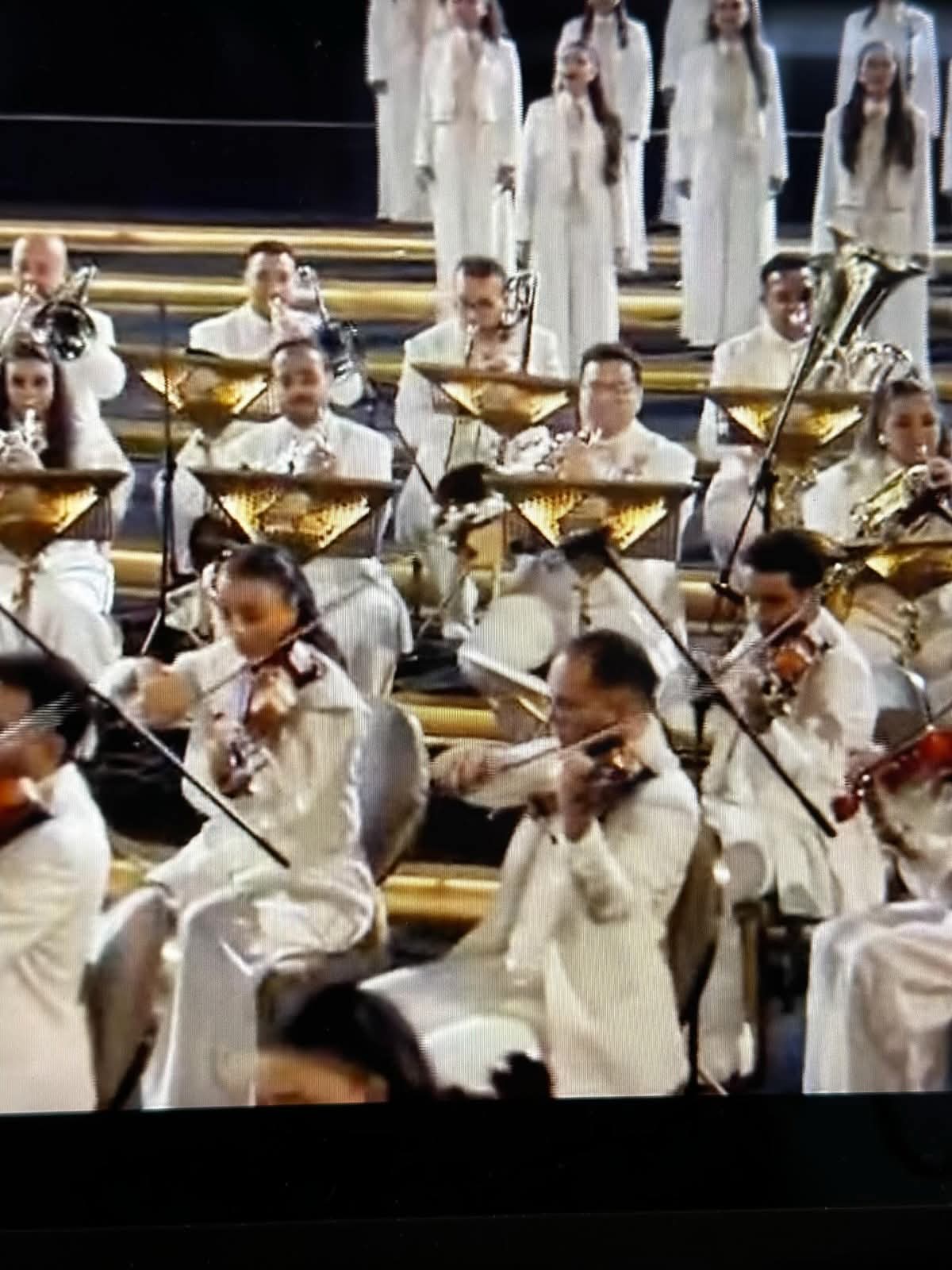 شباب الكنيسة الكاثوليكية بمصر يضيئون افتتاح المتحف المصري الكبير (4)