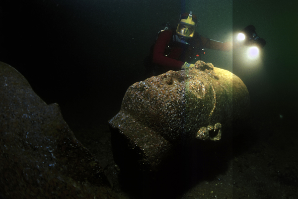 تمثال لملك من العصر البطلمى بأبوقير تمثال لملك من العصر البطلمى بأبوقير