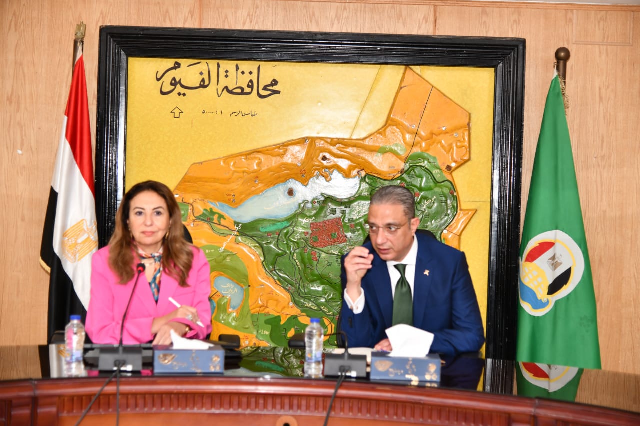 المحافظ ونائبة وزير الاتصالات المحافظ ونائبة وزير الاتصالات