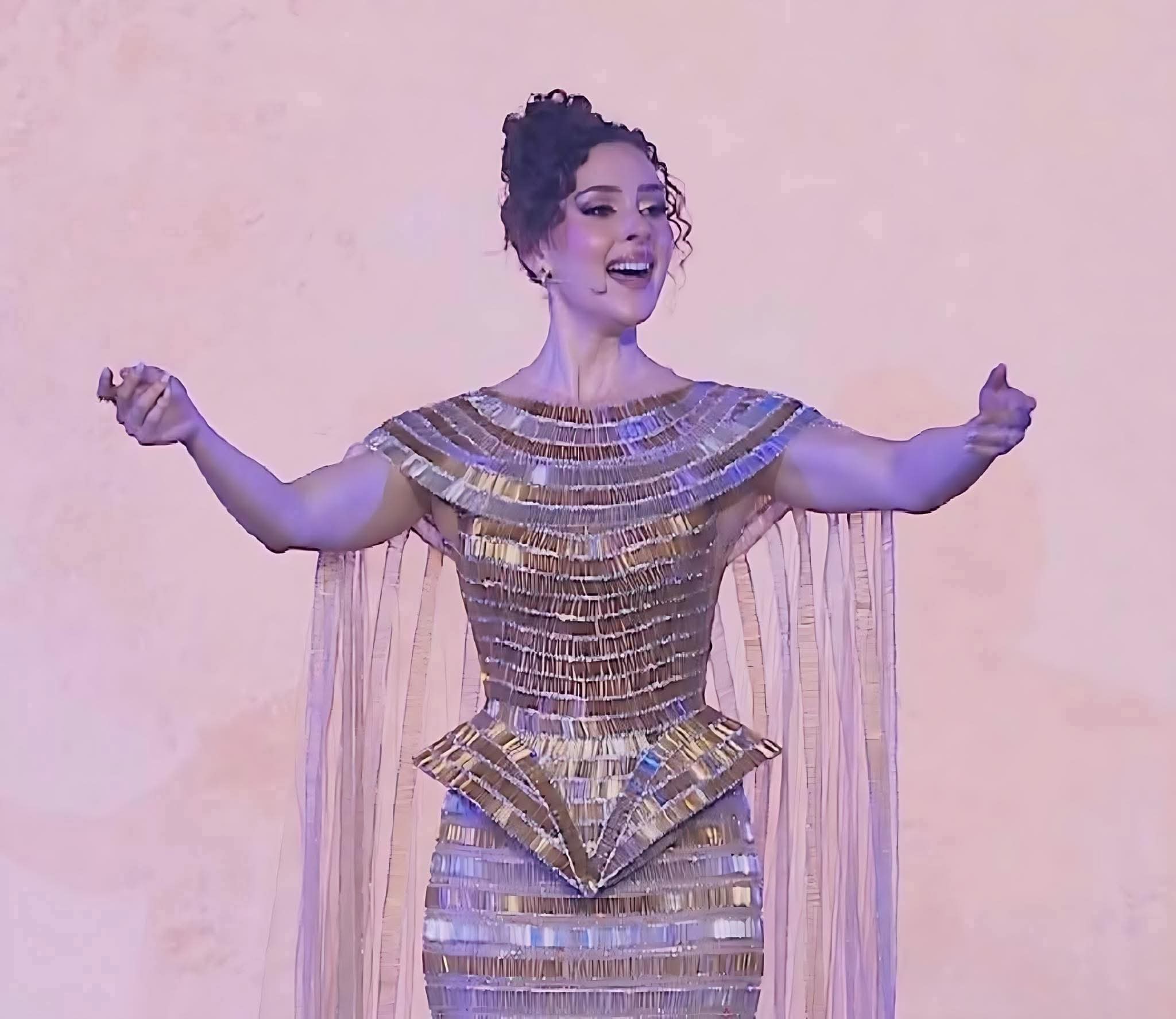 شيرين أحمد طارق بإطلالة فرعونية في حفل افتتاح المتحف المصري الكبير