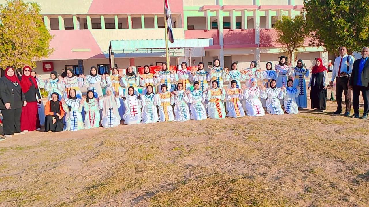طالبات المدارس الفنية بالداخلة فى زى الفراعنة