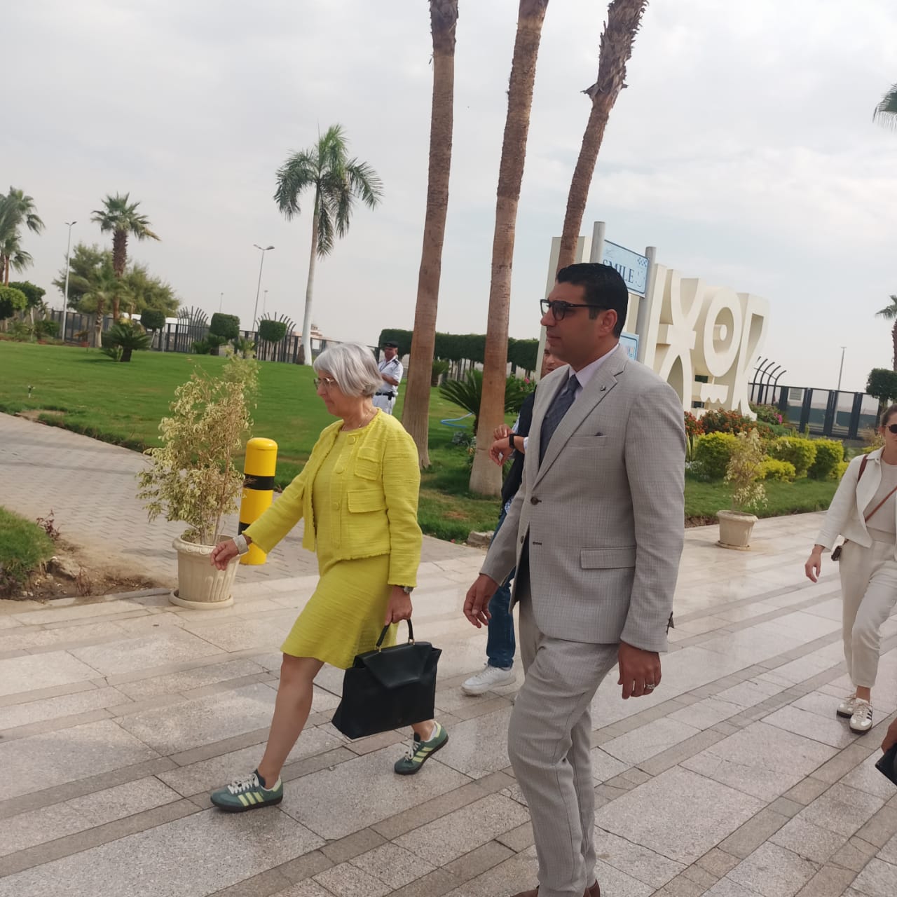 نائب محافظ الأقصر يستقبل المستشارة الفيدرالية السويسرية خلال زيارتها نائب محافظ الأقصر يستقبل المستشارة الفيدرالية السويسرية خلال زيارتها