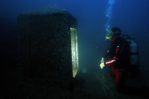 ناووس من الجرانيت الاحمر بأبوقير
