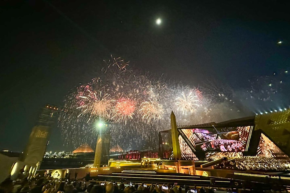 الألعاب النارية تضئ سماء القاهرة في افتتاح المتحف المصري الكبير الألعاب النارية تضئ سماء القاهرة في افتتاح المتحف المصري الكبير