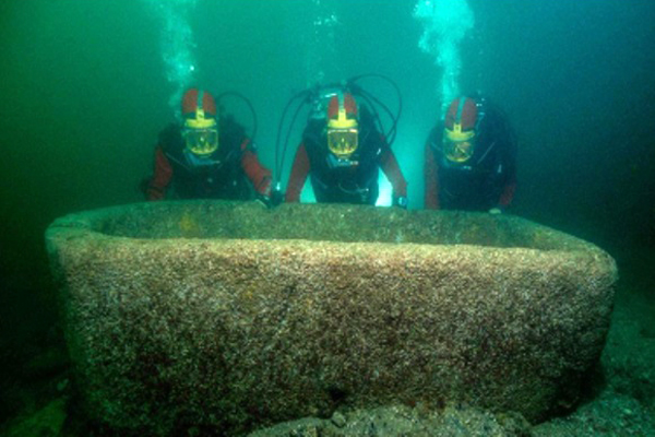 حوض من الجرانيت اكتشف فى ابو قير