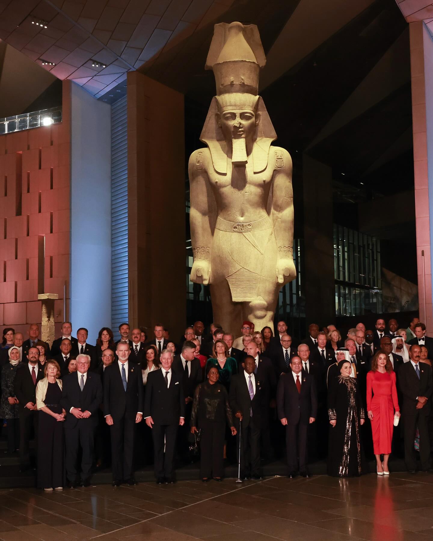 ملوك ورؤساء العالم أمام تمثال رمسيس الثاني في افتتاح المتحف المصري الكبير