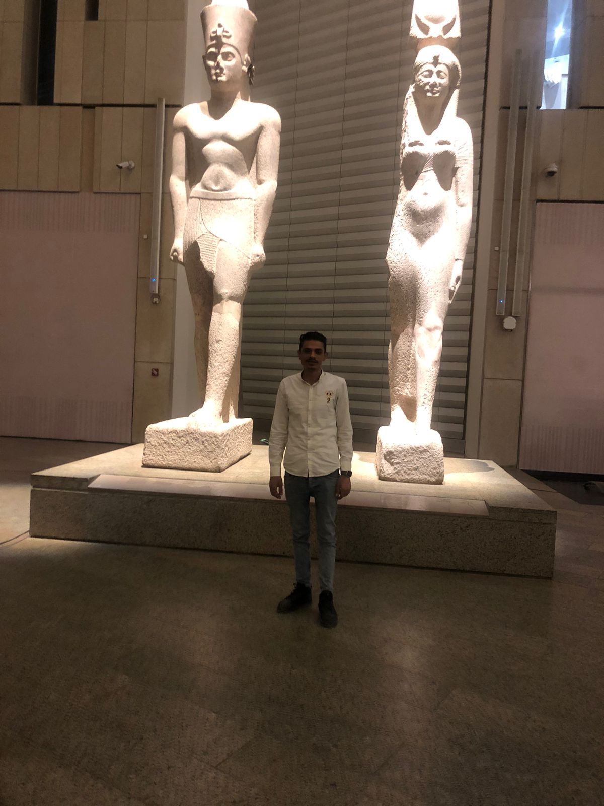 محمود معروف من داخل المتحف أثناء التجهيز لحفل الافتتاح