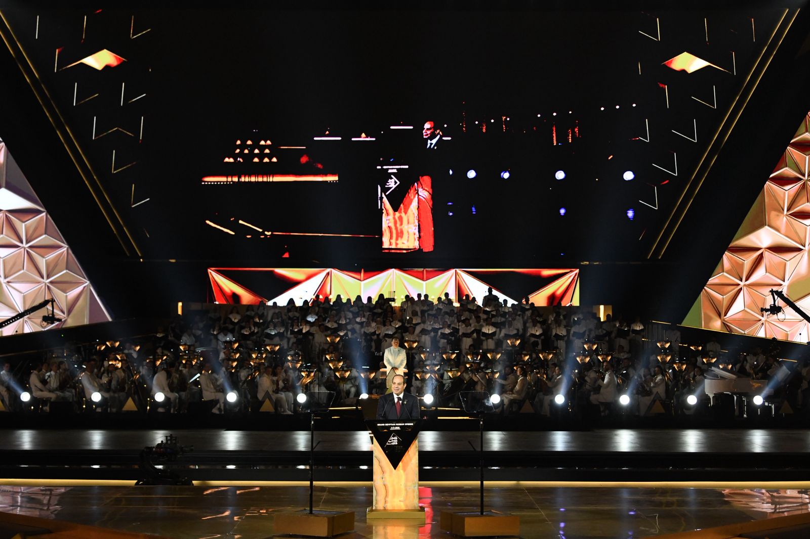 الرئيس السيسى يصطحب ضيوف احتفالية المتحف الكبير (11)