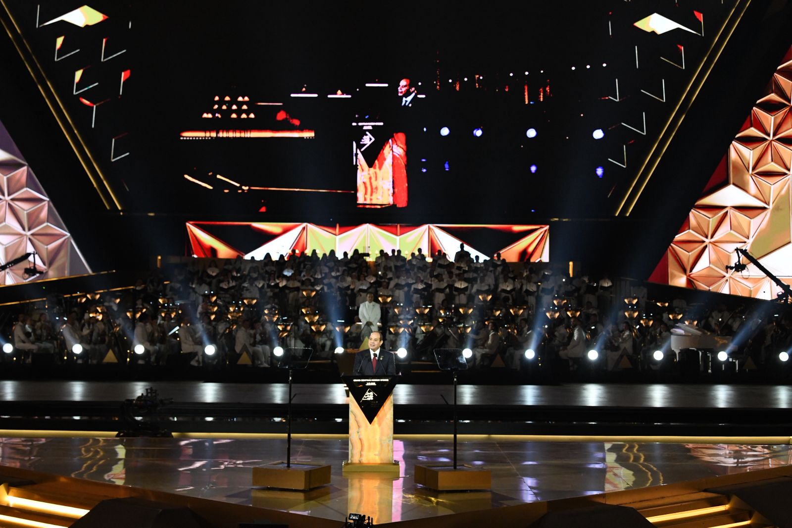 الرئيس السيسى يصطحب ضيوف احتفالية المتحف الكبير (4)