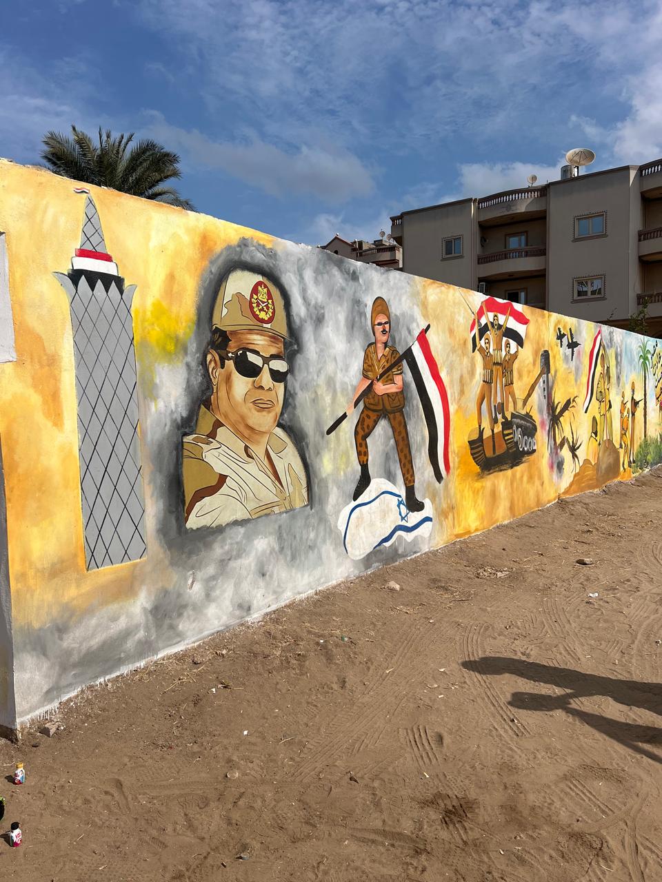 برج القاهرة ورئيس الدولة بالزي العسكري برج القاهرة ورئيس الدولة بالزي العسكري