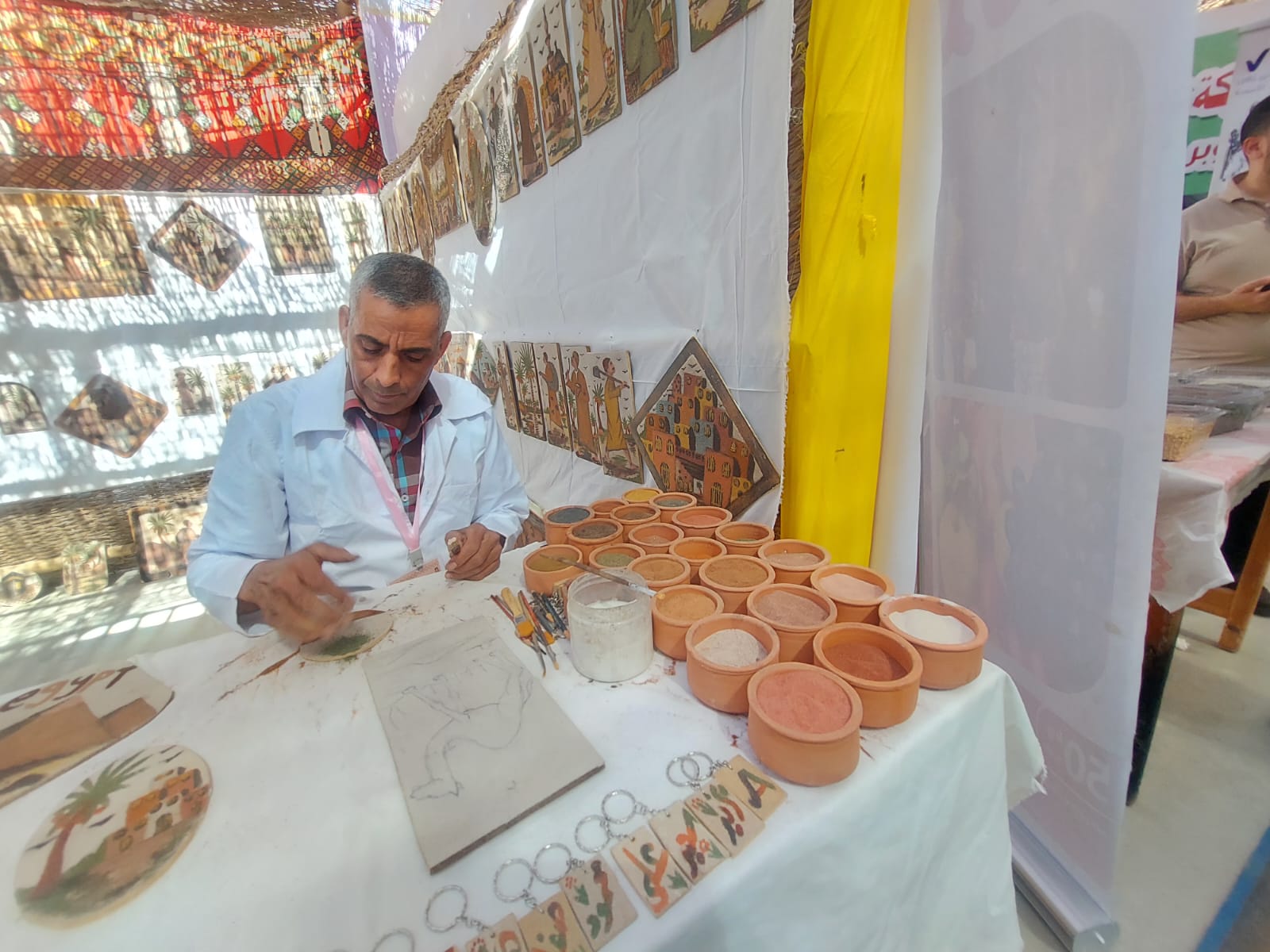 الفنان عيد جانب يرسم بالرمل 