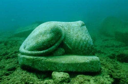 احد القطع الاثرية الغارقة احد القطع الاثرية الغارقة