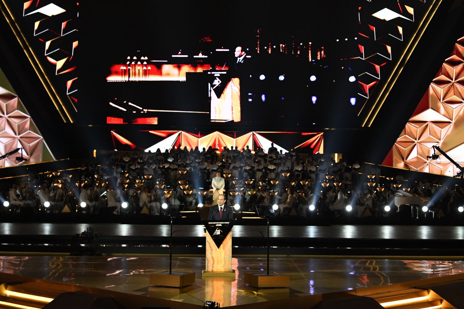 الرئيس السيسى يصطحب ضيوف احتفالية المتحف الكبير (8)