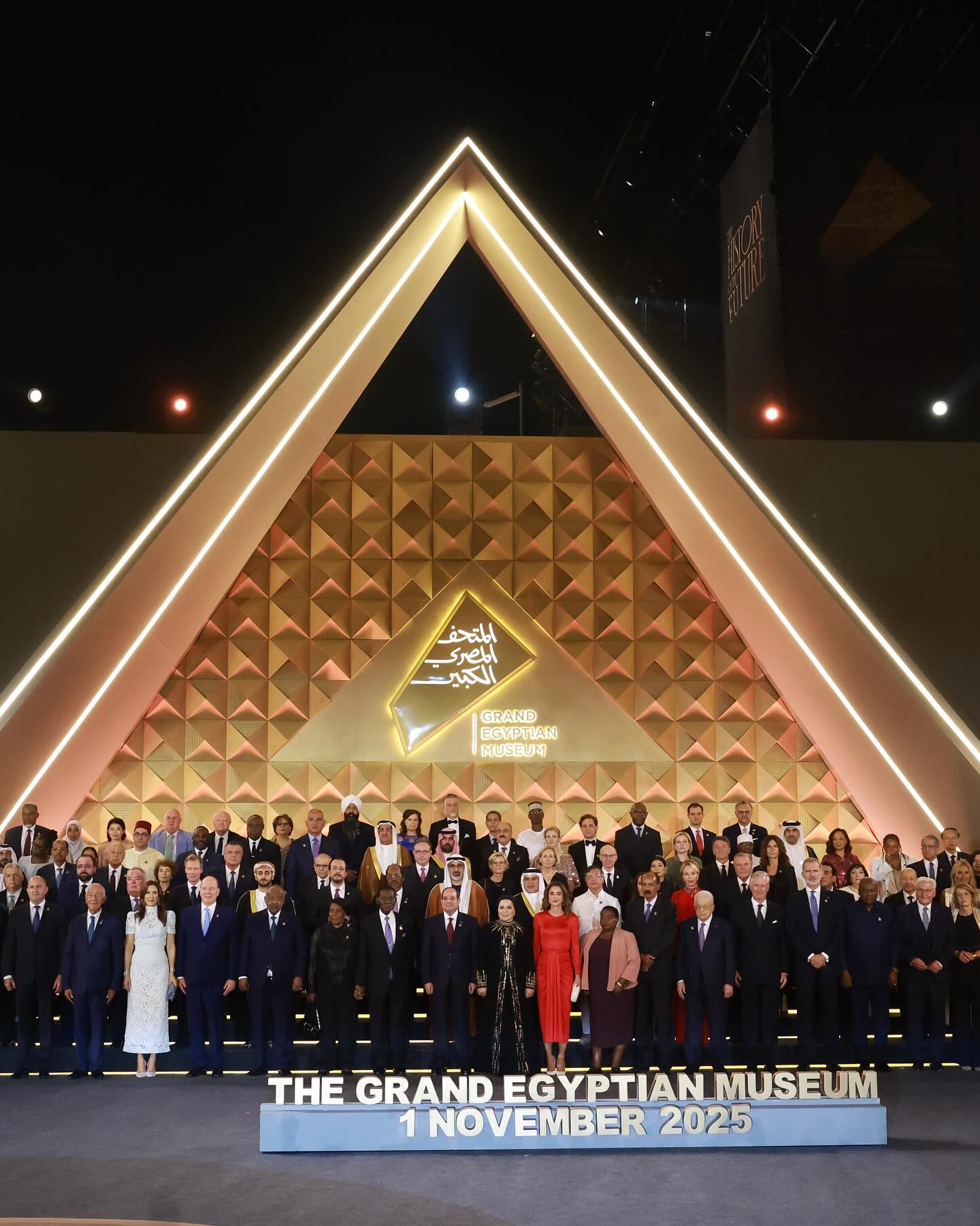 الصورة التذكارية لقادة وزعماء العالم في المتحف المصري الكبير