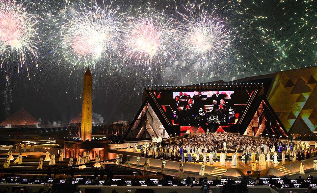 الرئيس السيسى يصطحب ضيوف احتفالية المتحف الكبير (3)