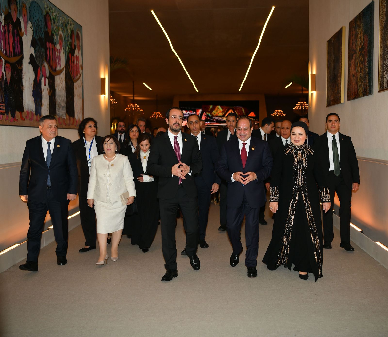 الرئيس السيسى يصطحب ضيوف احتفالية المتحف الكبير (2)