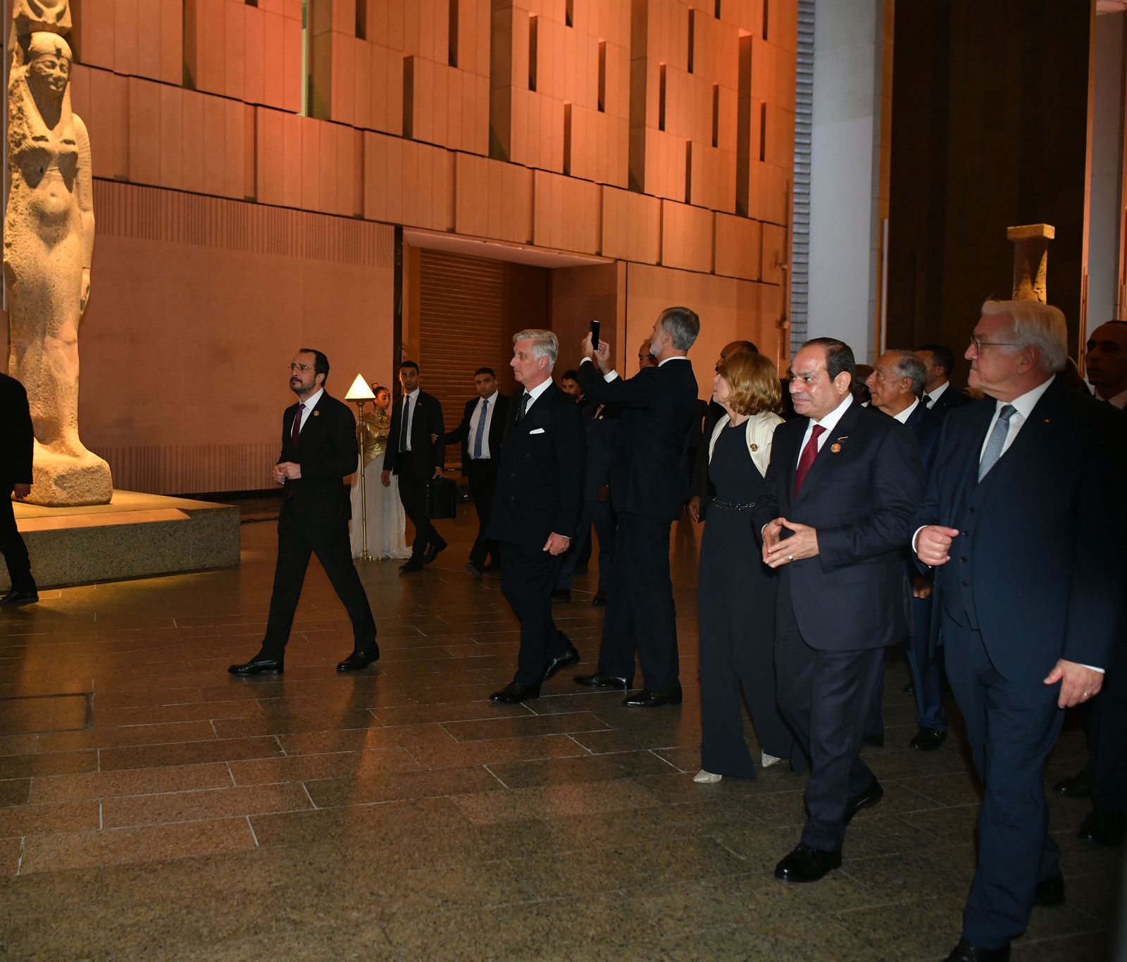 الرئيس السيسى يصطحب ضيوف احتفالية المتحف الكبير (12)