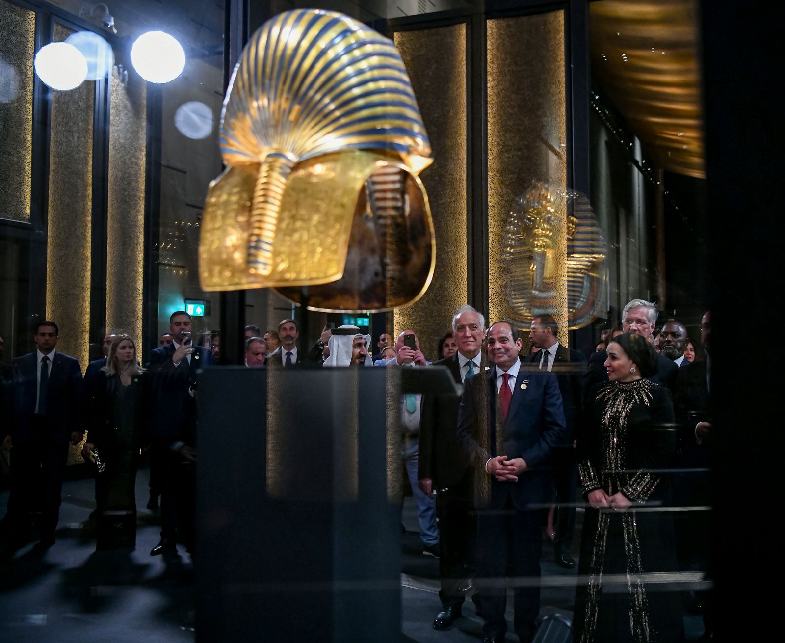 الرئيس السيسى يصطحب ضيوف احتفالية المتحف الكبير (15)