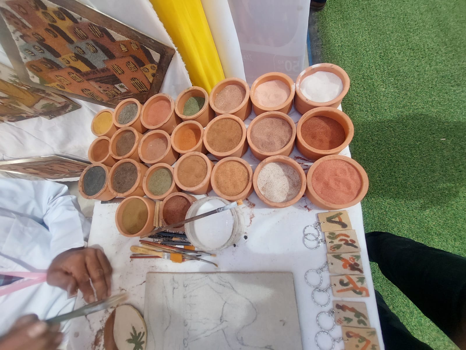 ألوان الرمال الطبيعية