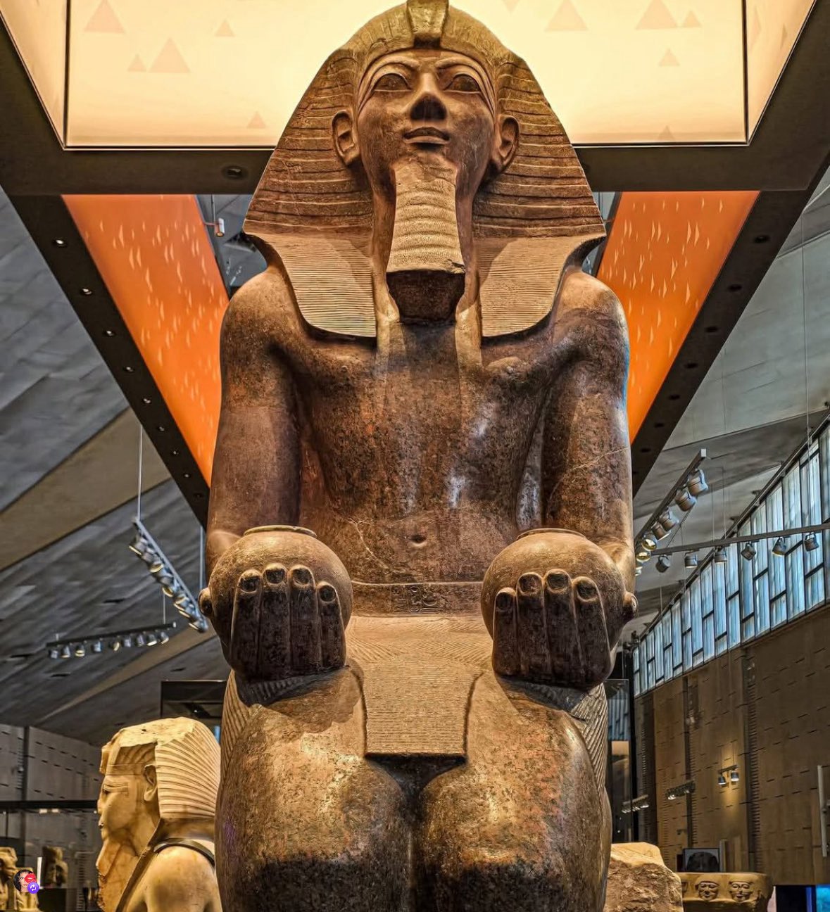 تماثيل الحضارة المصرية القديمة تزين المتحف الكبير