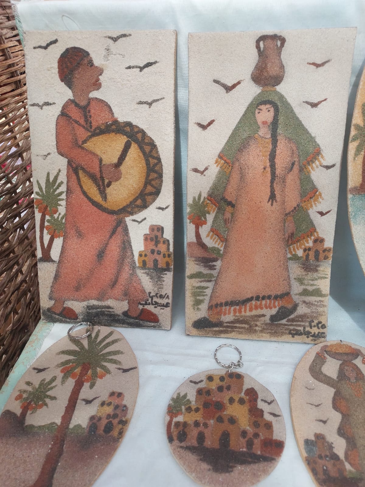 لوحات الرمال تعكس تراث الواحات القديمة